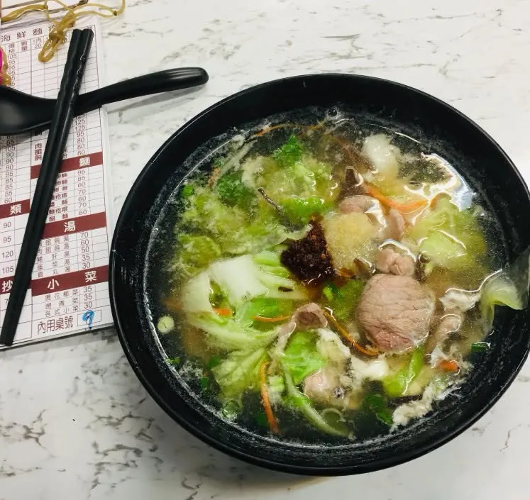 湯品海鮮麵疙瘩的海鮮麵疙瘩湯頭以鮮蝦、魚片與蛤蜊熬出自然清甜,手工麵疙瘩厚實有嚼勁。(圖/Instagram@taiwan_go_gohan)