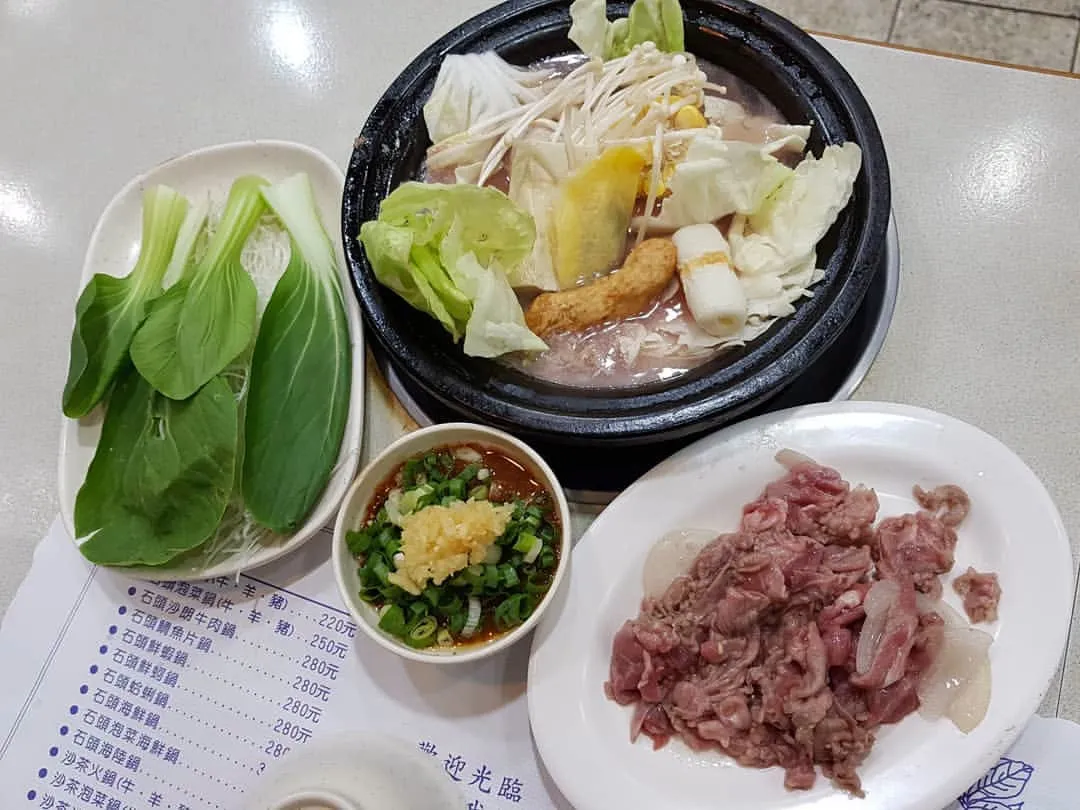 天喜迷你火鍋店內圍繞著U型吧檯,店員在顧客面前起鍋快炒,是台灣個人石頭火鍋的始祖老店。(圖/Instagram@emilylovewish)