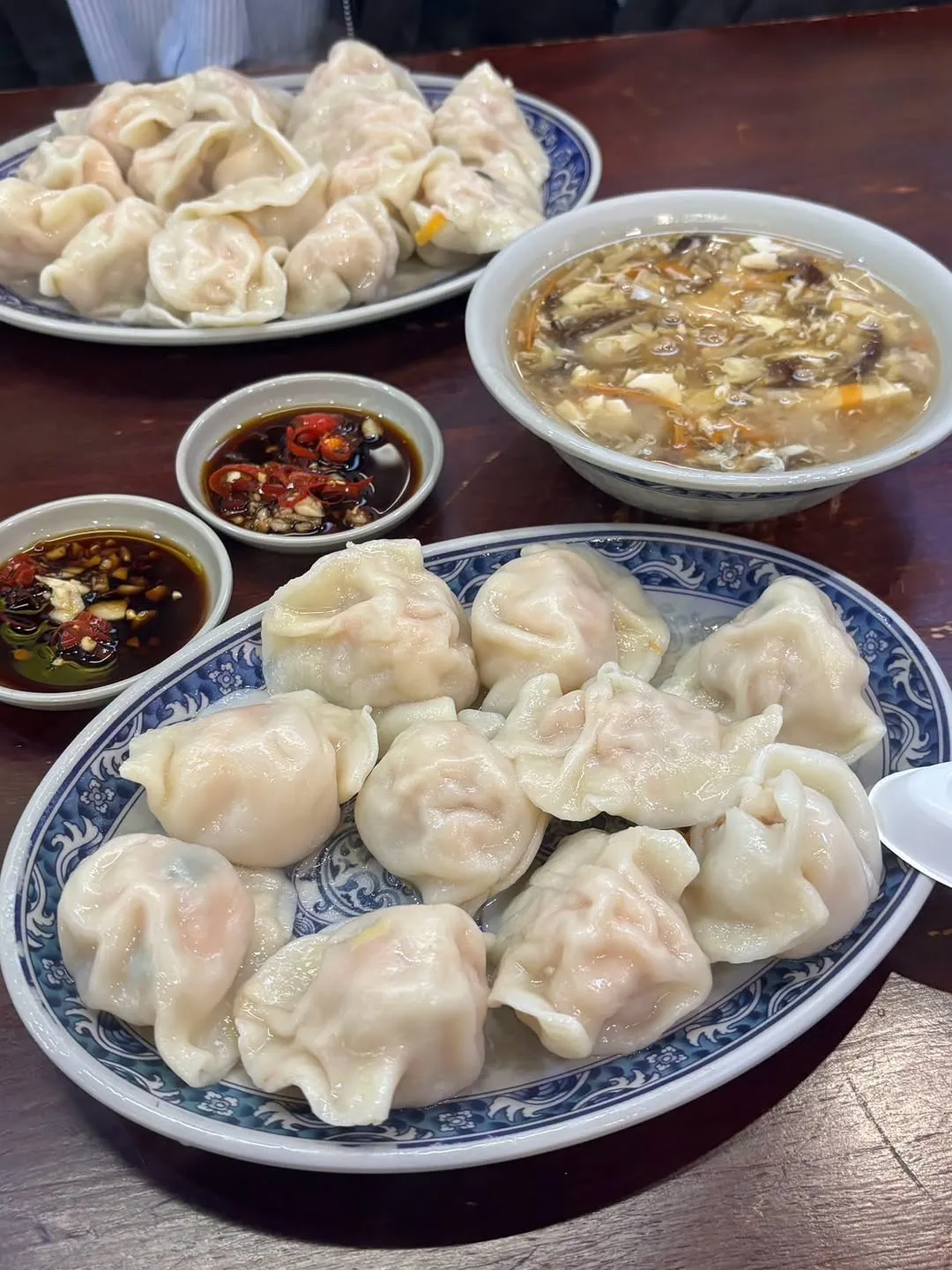 豪季水餃專賣店的蝦仁水餃外皮薄透,咬開內餡包著整隻鮮彈蝦仁與清甜韭黃。(圖/Instagram@hsuanhsuan_food)