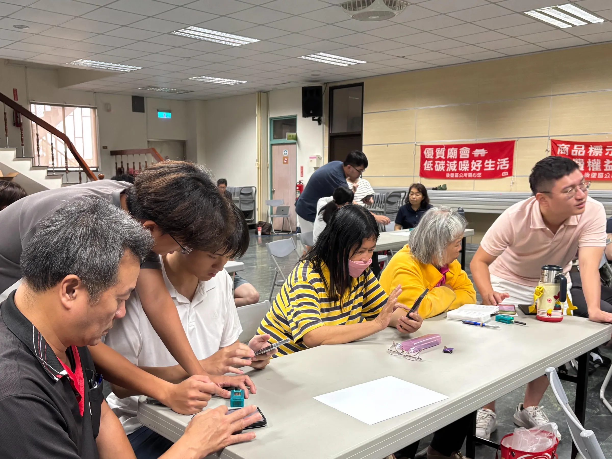 參與者實際操作程式安裝、設備連線、頻道設定、訊息發送等技能。(圖 /臺南市政府研究發展考核委員會提供)