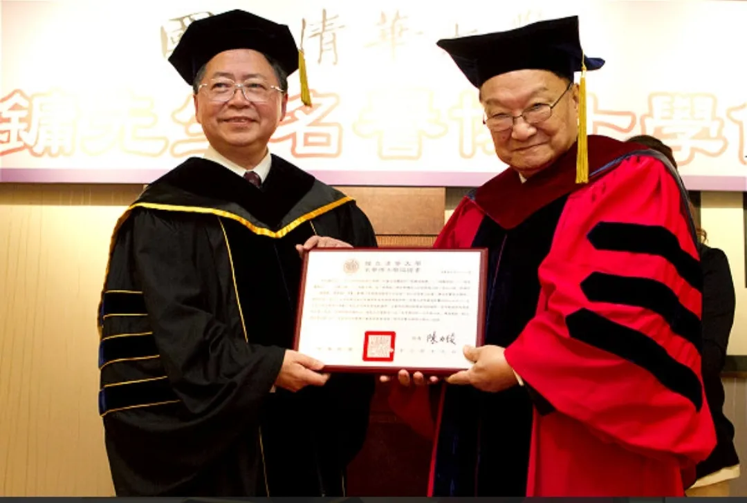 好學不倦的金庸、在高齡86歲(2010年)時獲得英國劍橋大學哲學博士學位,台灣的清華大學也在2011年頒名譽博士學位給金庸。(清華官網)