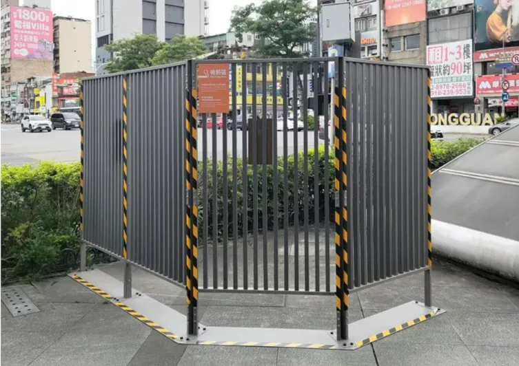 台北市政府用金屬柵欄圍起的吸菸區,引發網上議論。(取自台北市吸菸區地圖)