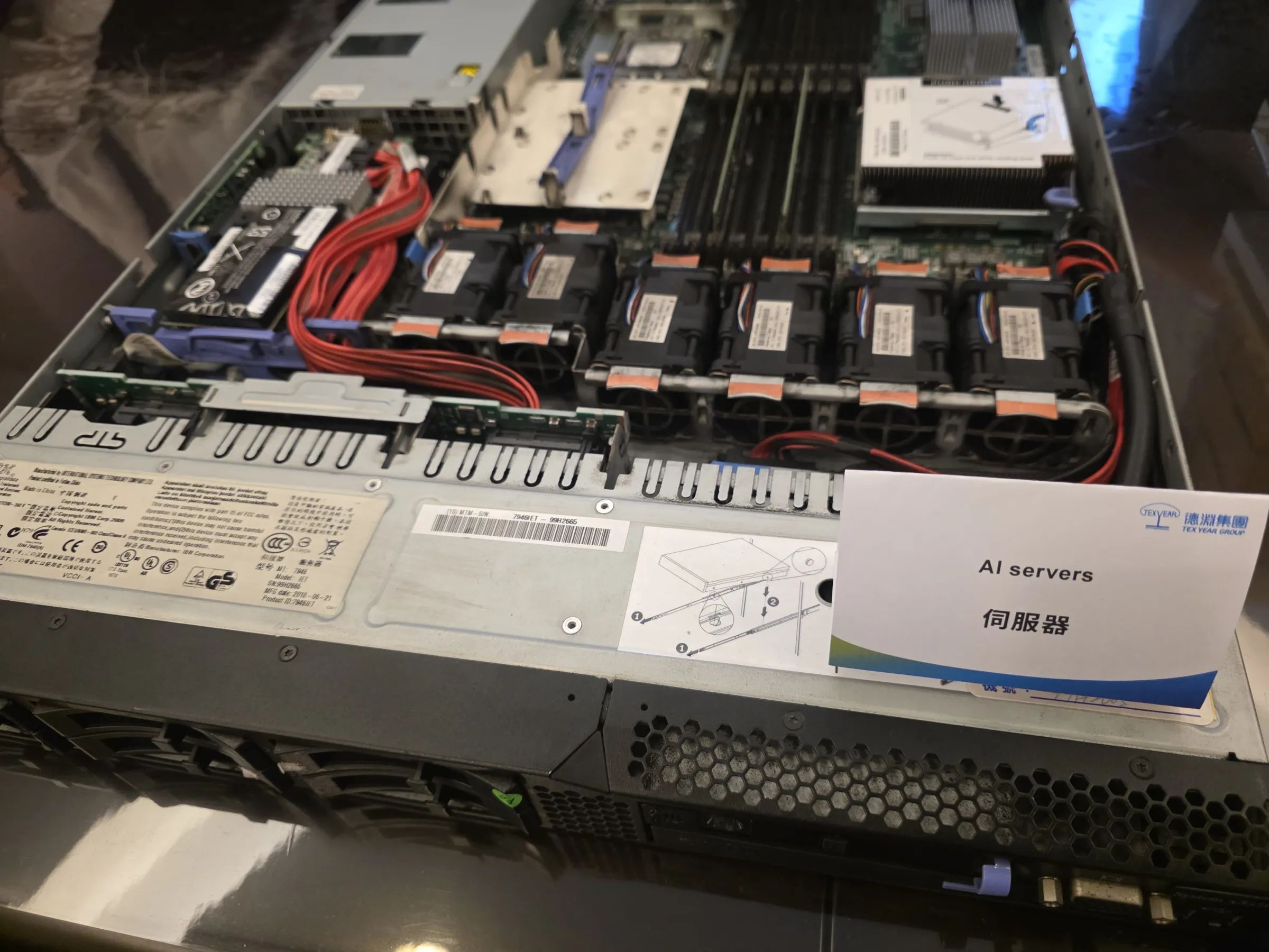 德淵目前切入AI資料中心的產品,包括PCBA特用UV硬化三防漆,以及耐燃、無鹵素等級熱熔膠。(魏鑫陽攝)