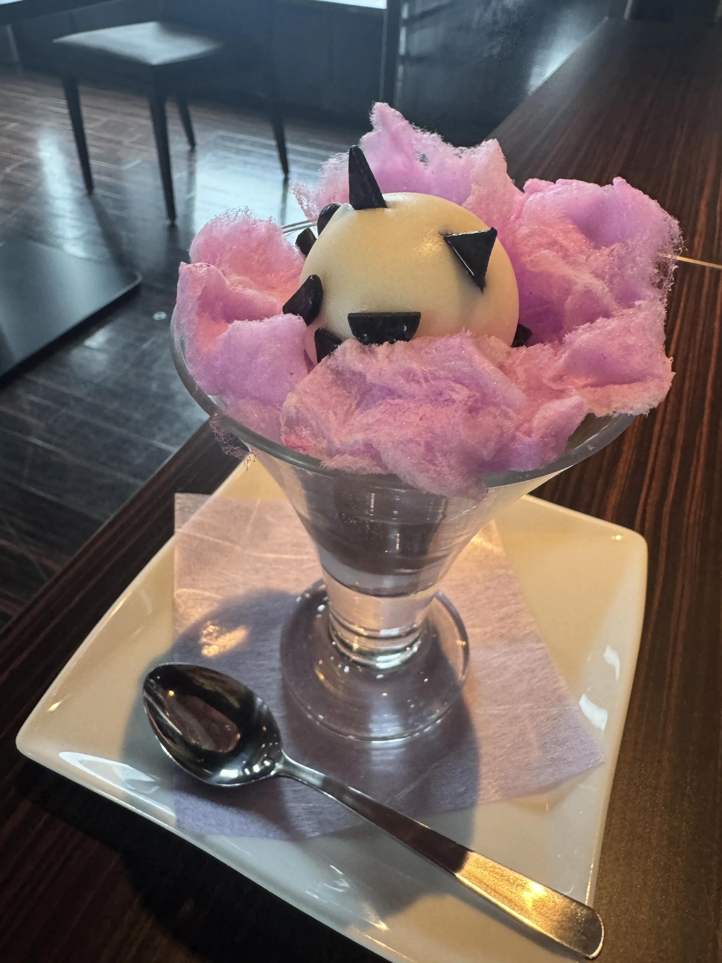 新宿プリンスホテルはアニメ『魔入りました!入間くん』との初コラボ企画に先駆け、竹入総支配人による挨拶のもと、照明連動の限定客室や作中世界観を再現した本格メニューをメディア向けに公開した。黃信維