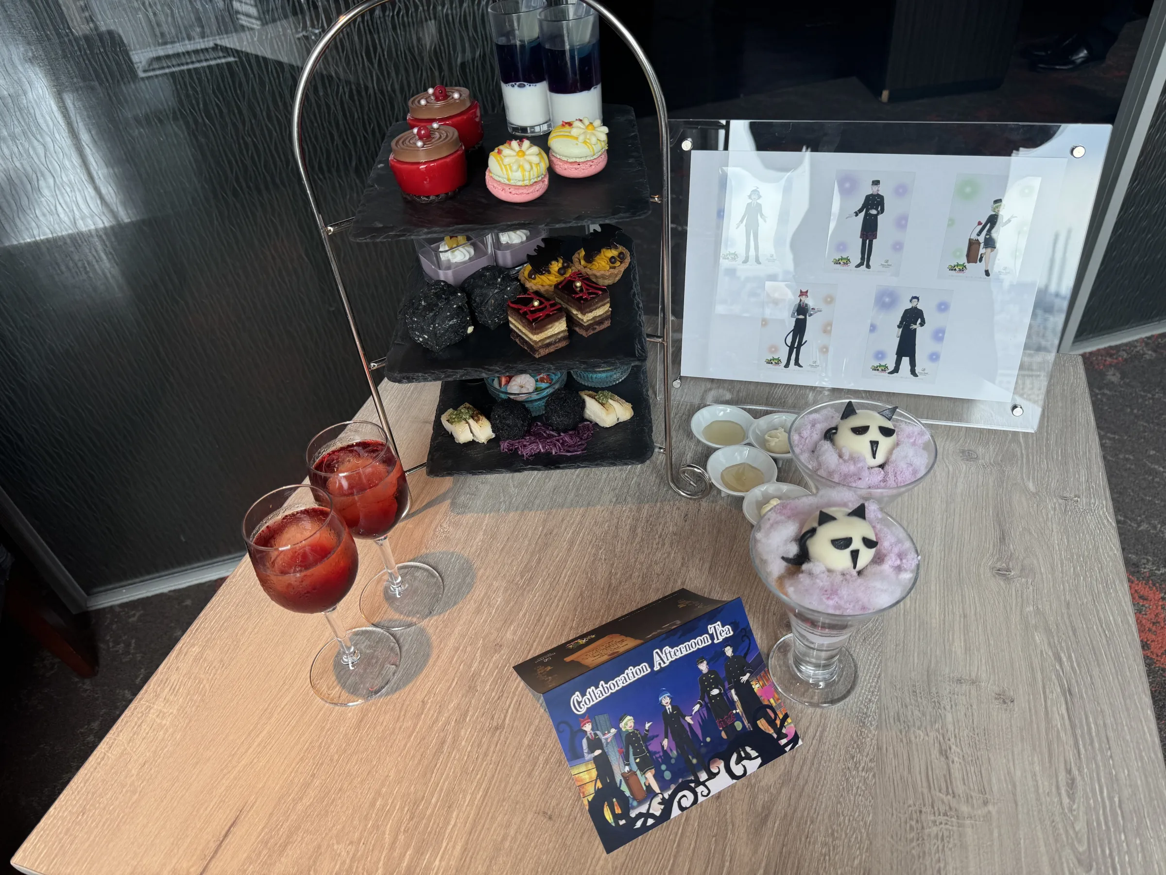 新宿プリンスホテルはアニメ『魔入りました!入間くん』との初コラボ企画に先駆け、竹入総支配人による挨拶のもと、照明連動の限定客室や作中世界観を再現した本格メニューをメディア向けに公開した。黃信維