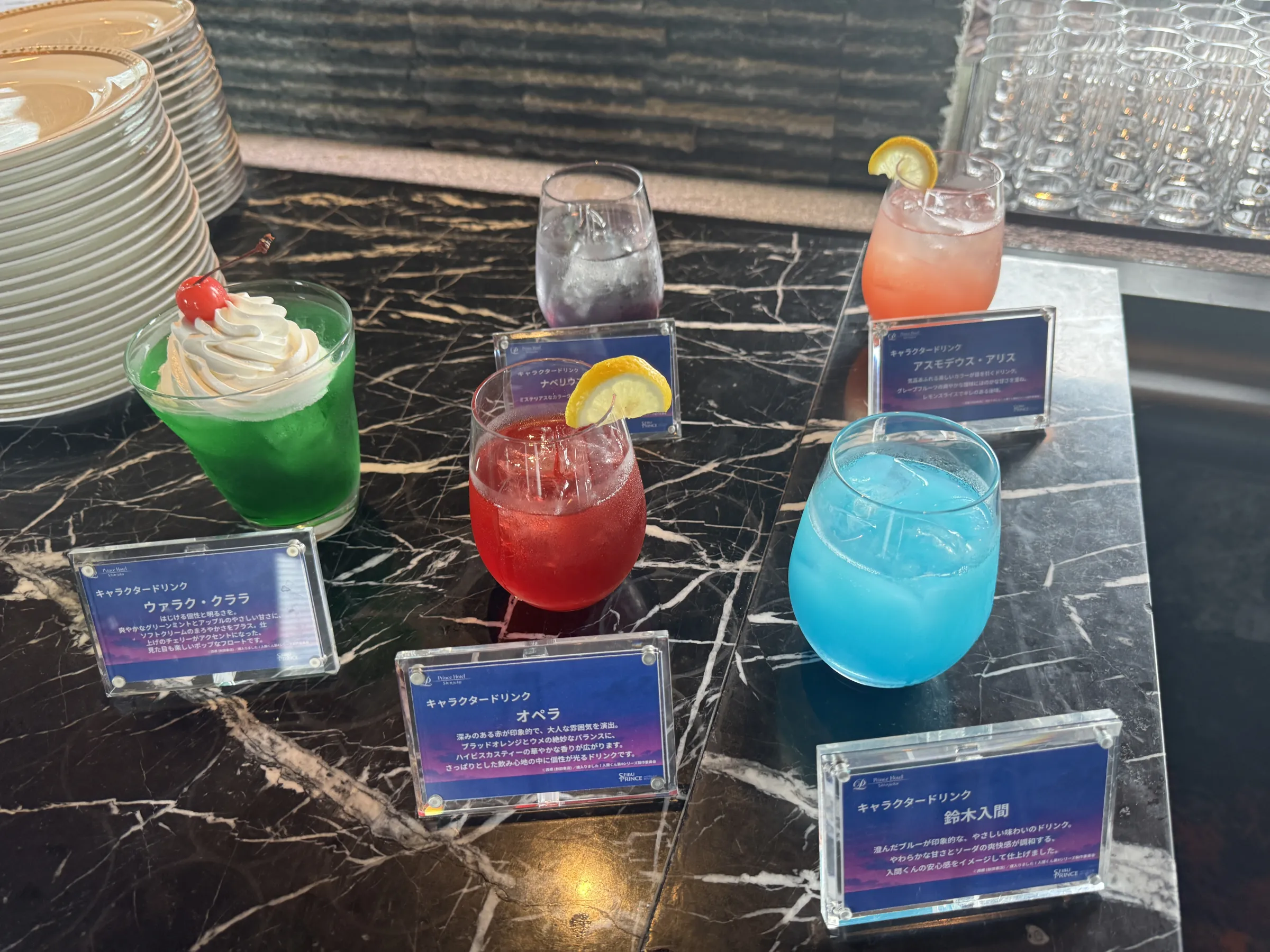 新宿プリンスホテルはアニメ『魔入りました!入間くん』との初コラボ企画に先駆け、竹入総支配人による挨拶のもと、照明連動の限定客室や作中世界観を再現した本格メニューをメディア向けに公開した。黃信維