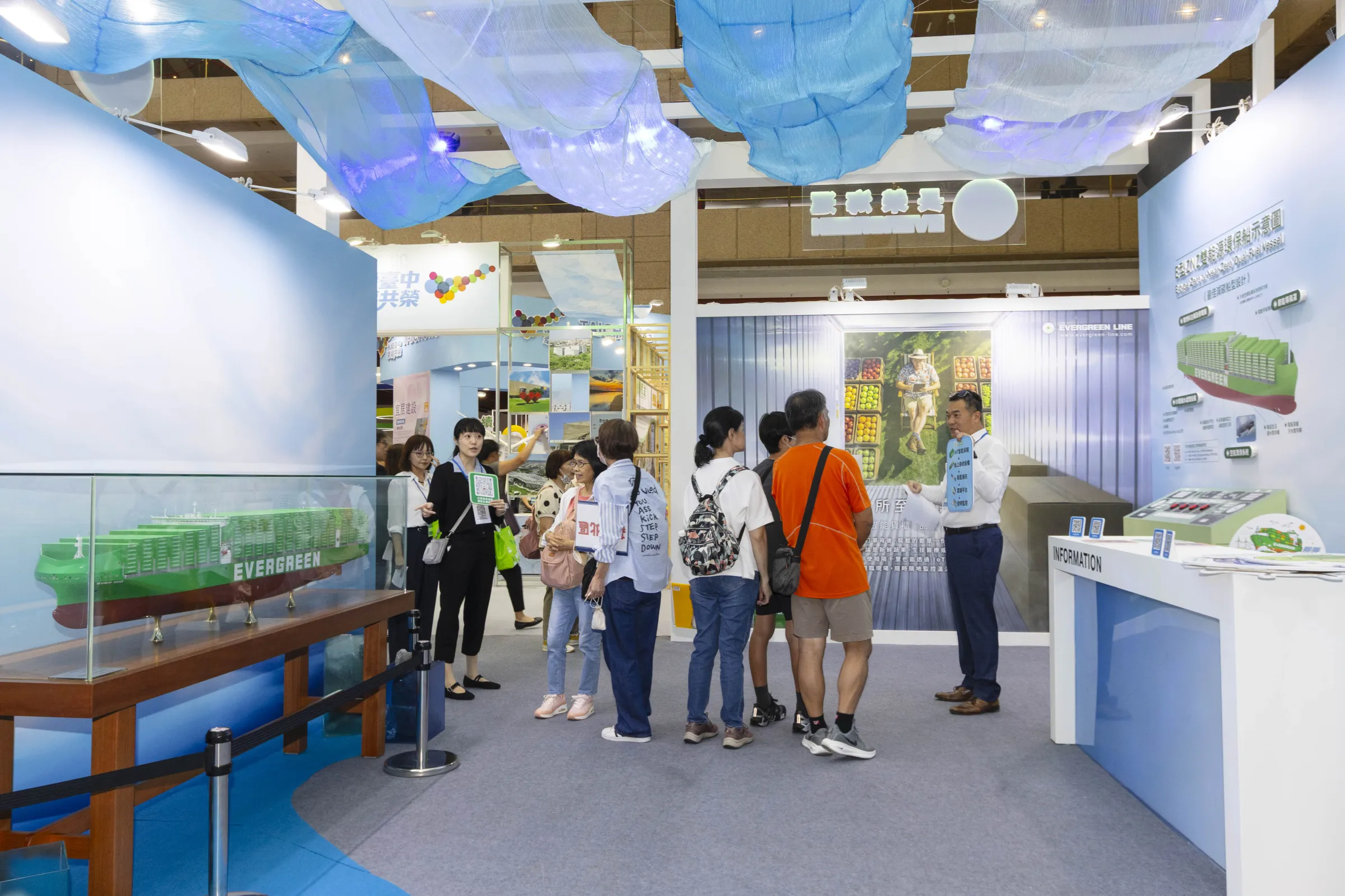 長榮海運導覽人員向民眾介紹智慧貨櫃、低碳船舶及永續航運的實際應用。(長榮集團提供)