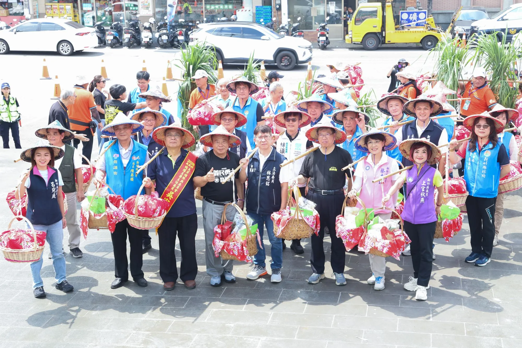 新竹縣長楊文科、大茅埔輪值祭典區總爐主吳家潮,以及地方鄉親與老、中、青、幼不同世代代表共同肩挑菜餚步入廟埕。(圖/新竹縣政府提供)