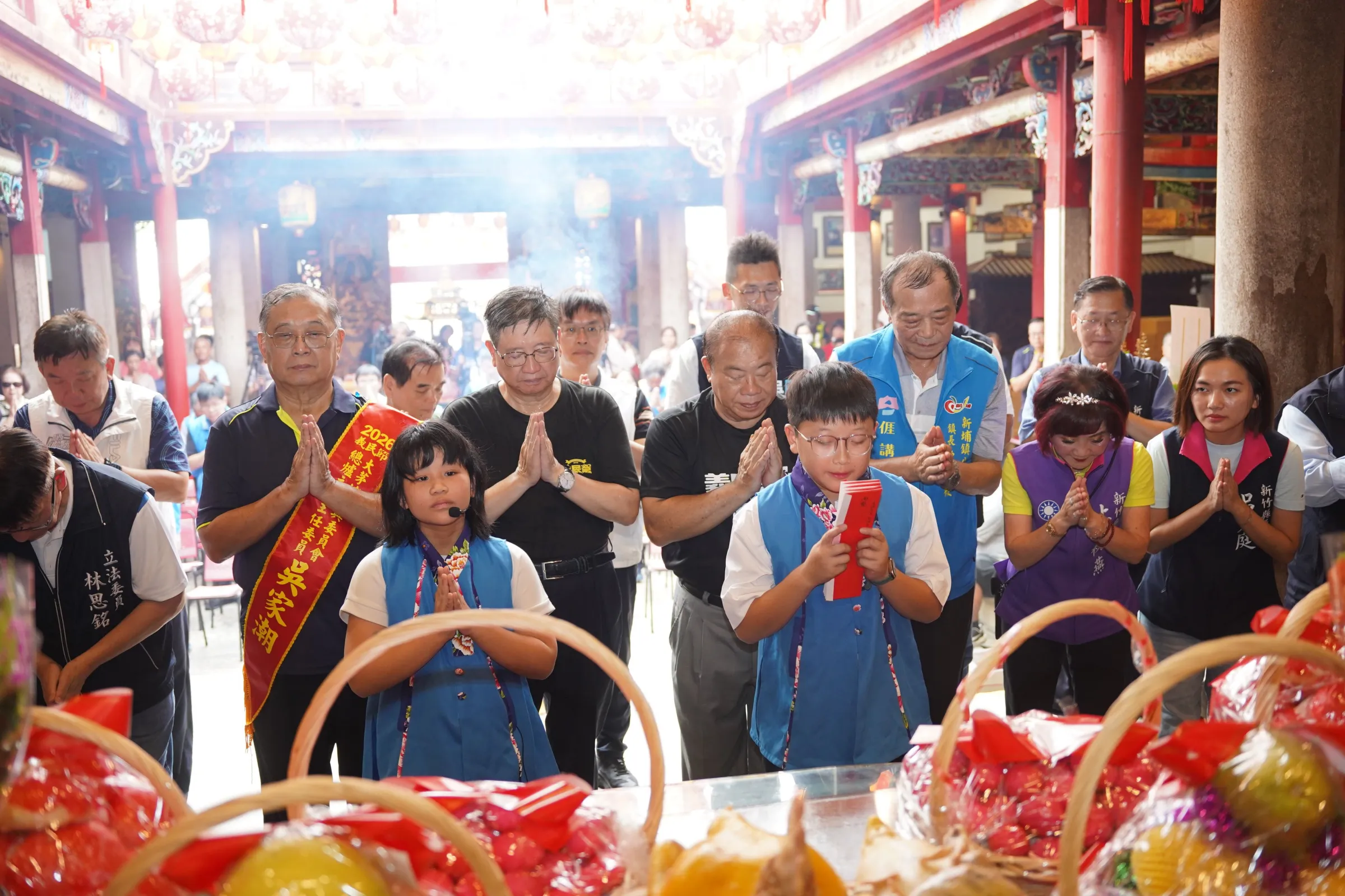 照門國小學生盧羿澔(前排右)、清水國小學生陳俐均(前排左)共同恭讀祝禱文。(圖/新竹縣政府提供)