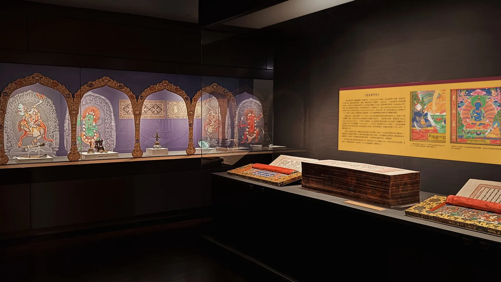 故宮這次在《龍藏經》特展中一併展出國寶《諸品積咒經》,右邊介紹的欄位可以見到康熙跪地向釋迦牟尼佛獻貢的圖案。(故宮提供)