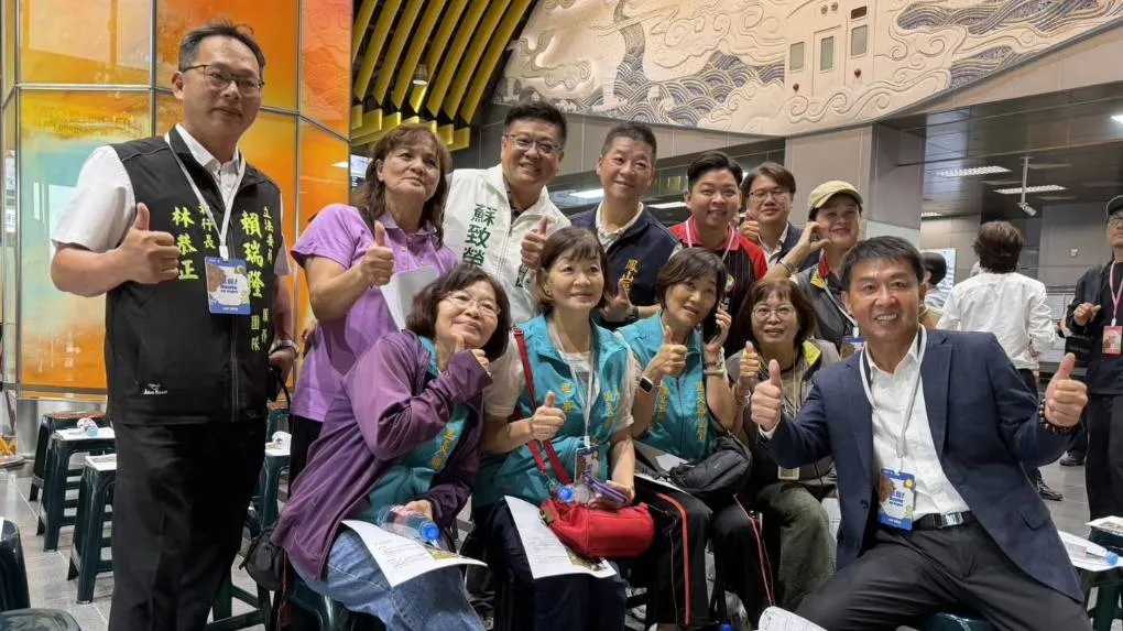 立法院交通委員會捷運捷運青線規劃考察,蘇致榮與鳳山在地里長及立委許智傑合影。(圖/蘇致榮服務處提供)