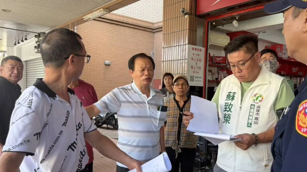 蘇致榮為解決中崙一標社區機車停車問題與店舖權益於現場會勘,並尋求兼顧社區機車停車需求與在地店舖商業權益的平衡解方。(圖/蘇致榮服務處提供)