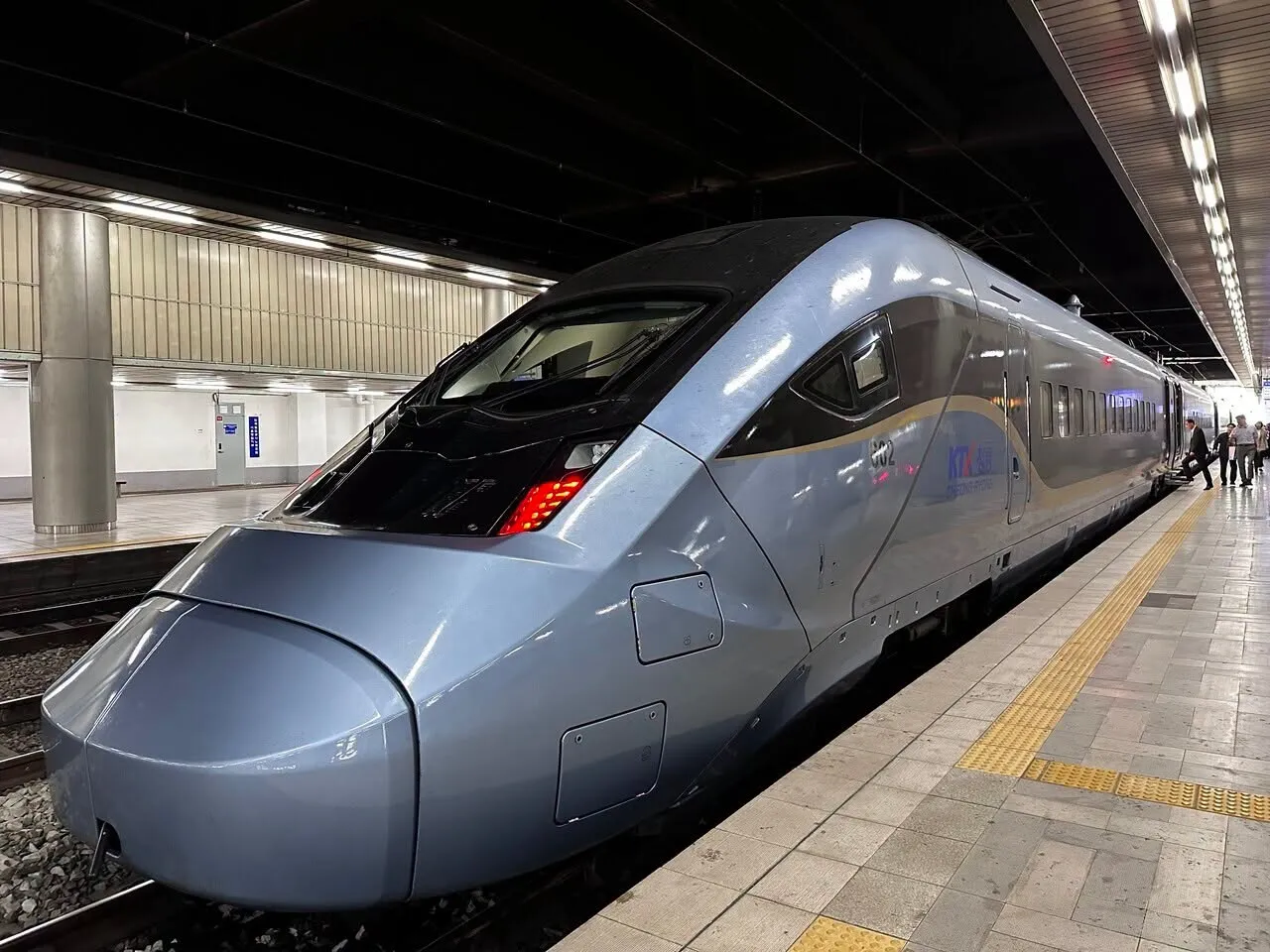 South Korea's KTX and SRT bullet train networks merged on September 1, cutting average fares by about 10 percent while adding new departures and seats across the network. (Facebook / Steven & Sia)