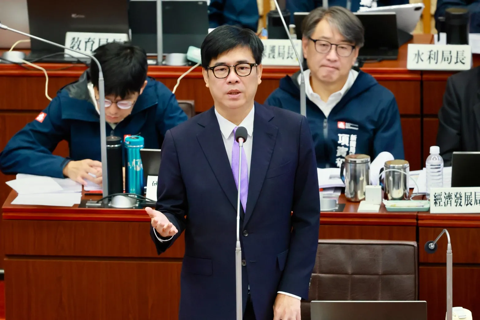 市長陳其邁在議會表示,白埔產業園區將成為南部半導體S廊帶重要節點,串聯高雄製造優勢與半導體產業需求,帶動金屬加工、精密機械等傳統產業加速升級、接軌高附加價值半導體供應鏈。(圖/高雄市政府提供)