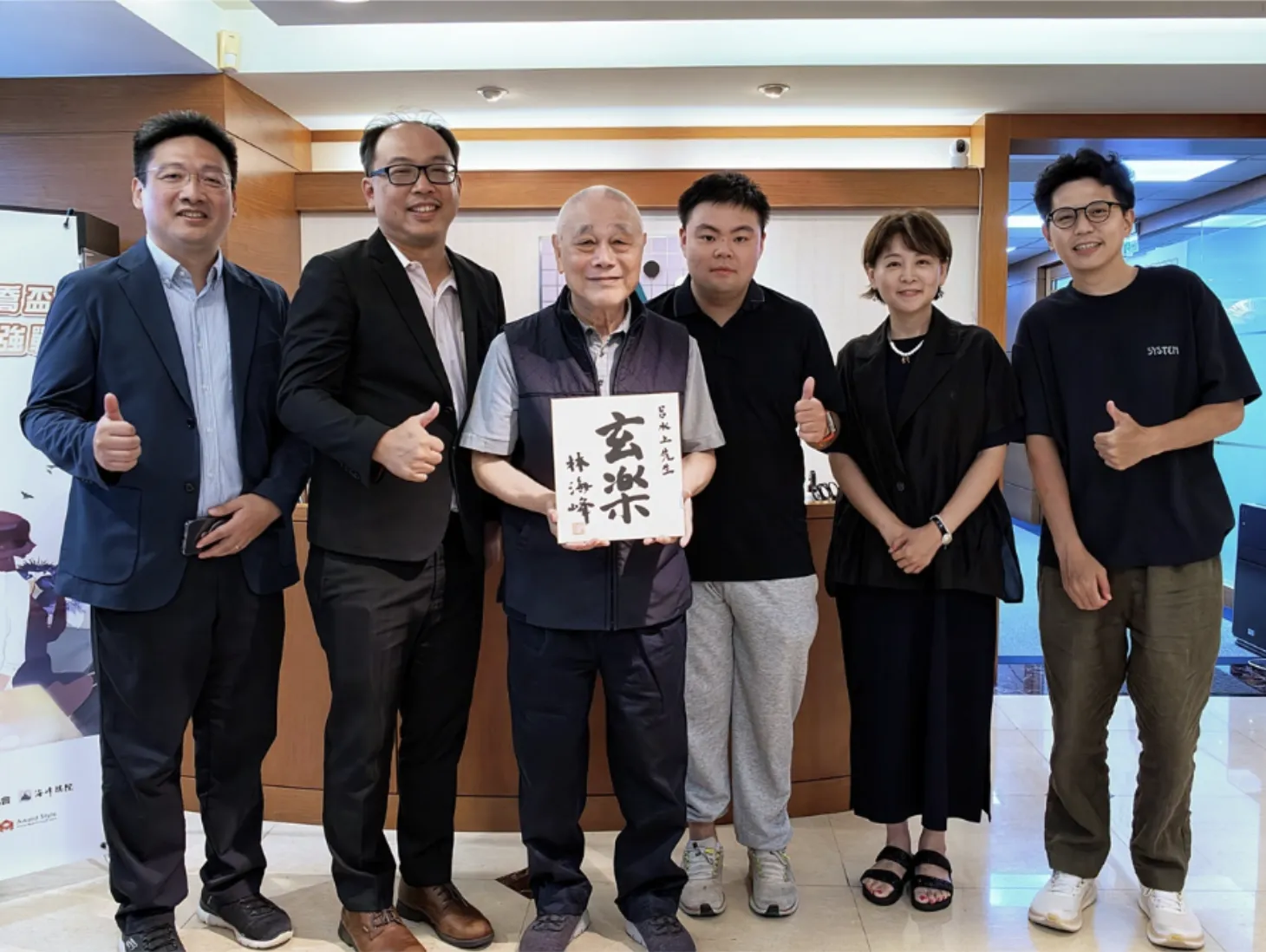 (左起)海峰棋院林敏浩院長、劉耀文六段、呂水上董事長、陳首廉龍星、林芳美女士、夏大銘七段。(海峰棋院)