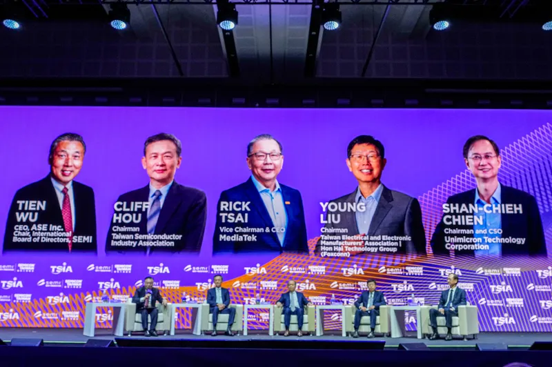 半導體展大師論壇 產業領袖對談科技與信任 SEMICON Taiwan 2026大師論壇暨全球生態系高峰會2日下午舉行爐邊對談,SEMI全球董事會主席吳田玉(左起)、台灣半導體產業協會理事長侯永清、聯發科副董事長暨執行長蔡力行、鴻海董事長劉揚偉、欣興電子董事長簡山傑出席,以「科技、信任與創新的責任」為題交流對談。中央社記者鄭清元攝115年9月2日