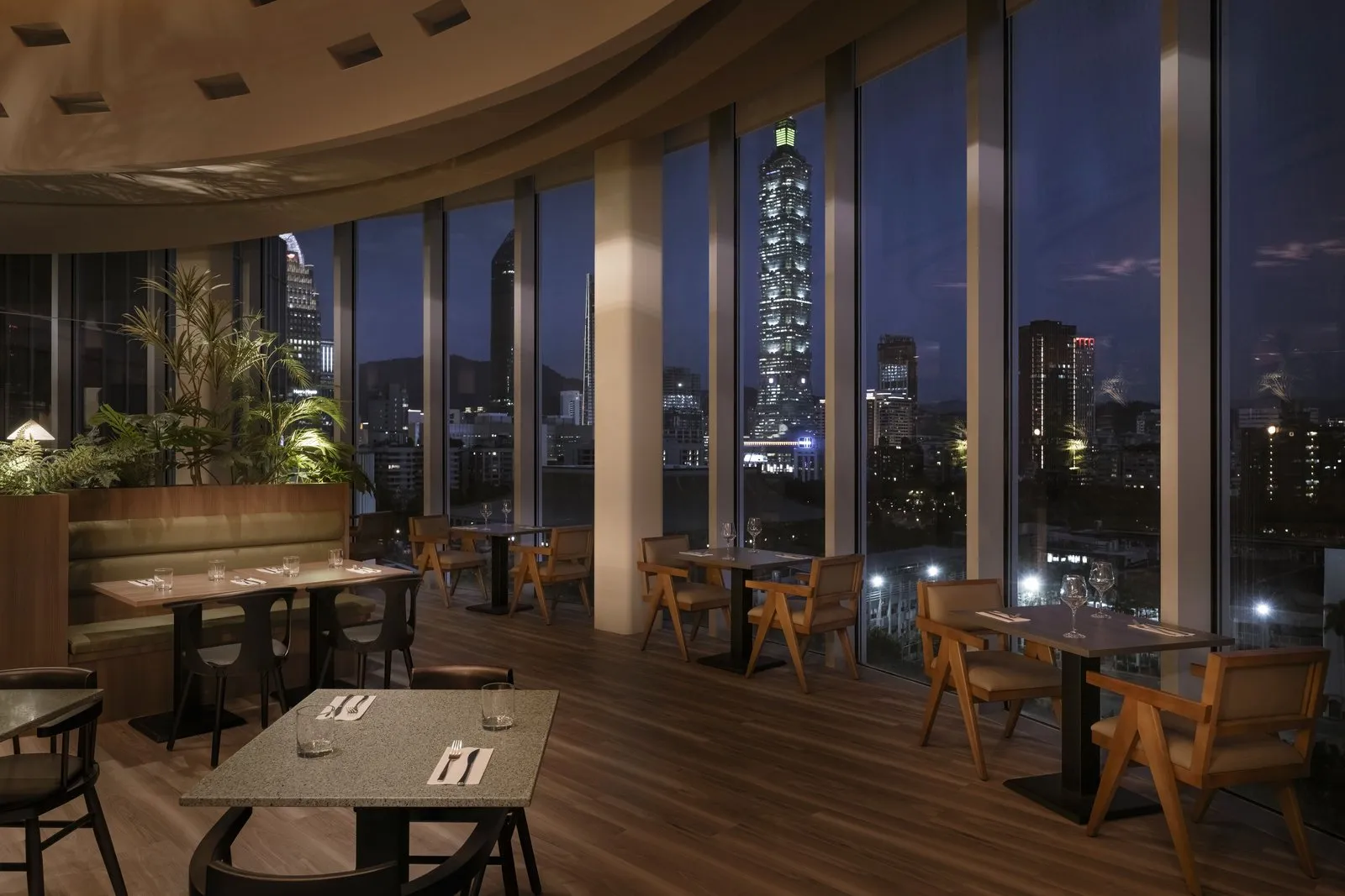 SALT&STONE邊用餐、邊欣賞台北絕美夜景。(圖片提供:開展餐飲集團)