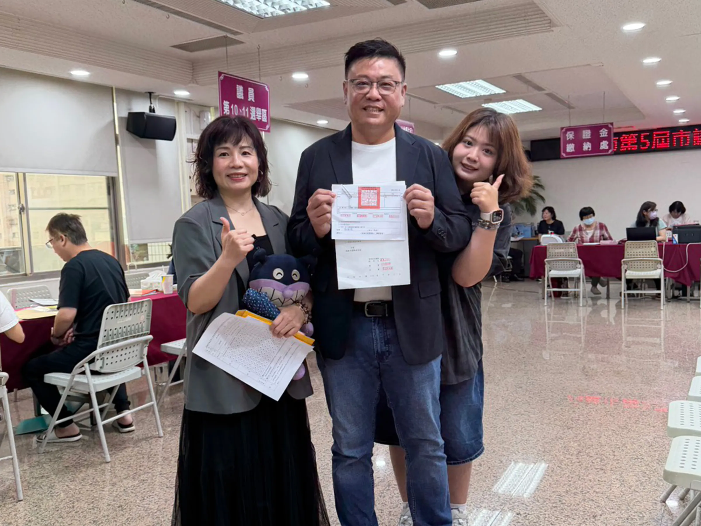 鳳山區市議員參選人蘇致榮帶著妻小登記參選市議員。(圖/蘇致榮服務處提供)