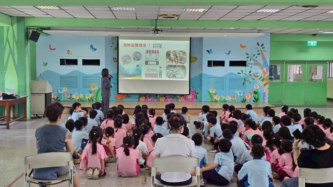 高雄市政府海洋局自9月起將深入全市國中小校園,展開45場次主題課程。(圖/高雄市政府海洋局提供)