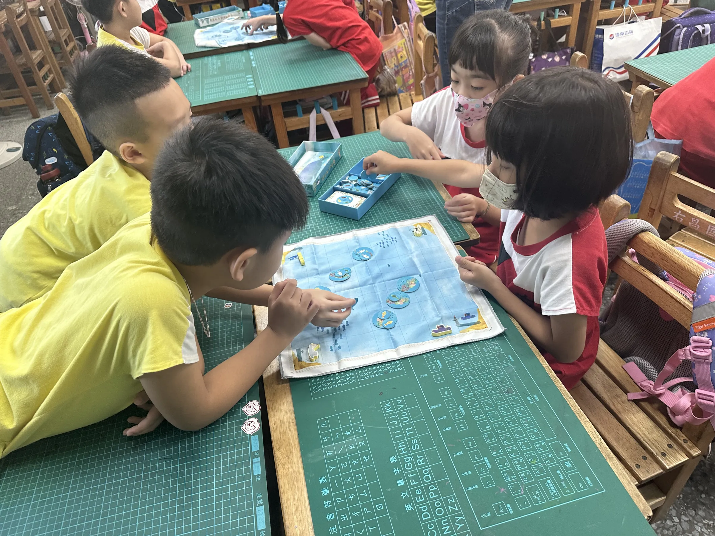 每場課程除主題遊戲外,還融入海嘯防災與海域遊憩安全知識,讓學生不僅學習保育,更能掌握生活中實用的安全技能。(圖/高雄市政府海洋局提供)