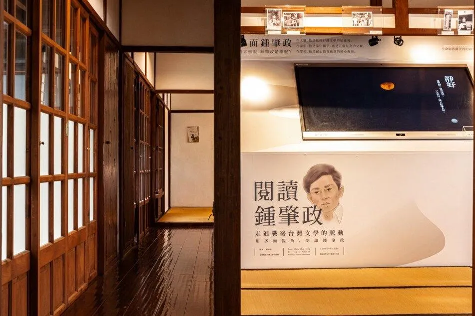 沿著木廊閱讀鍾肇政,一位文學作家的生命,也是一條台灣文學的長河。(攝影/吳宙棋)
