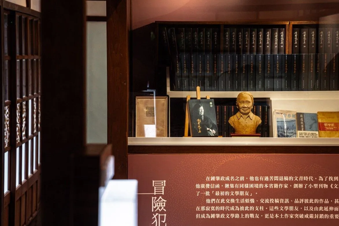 文學全集與書籍、雕塑像與「冒險犯難」的文字,留下鍾肇政敢夢、敢行動的文學旅程。(攝影/吳宙棋)