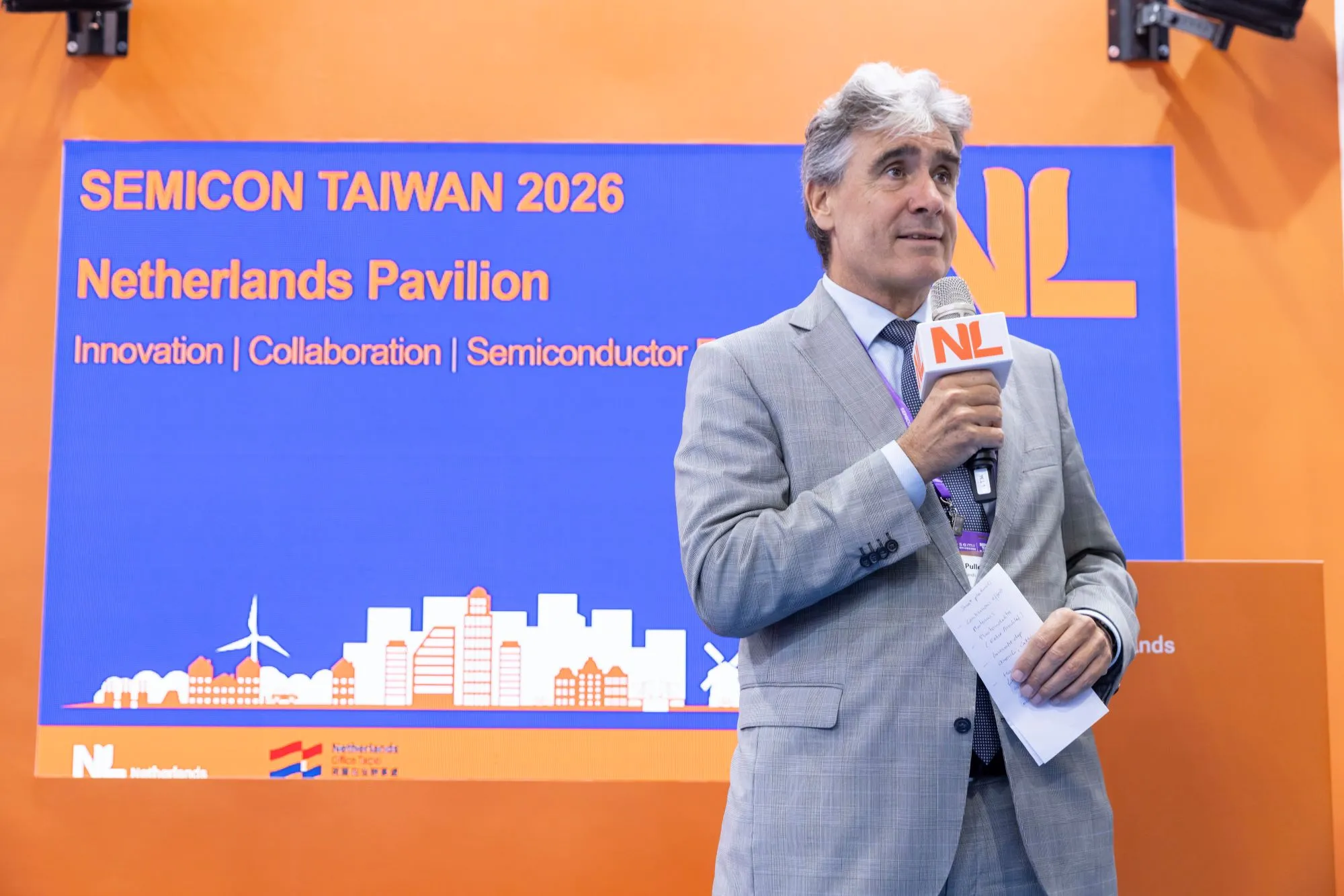 荷蘭在台辦事處代表浦樂施(Bas Pulles)2026 SEMICON Taiwan的荷蘭國家館揭幕式致詞。(荷蘭辦事處提供)