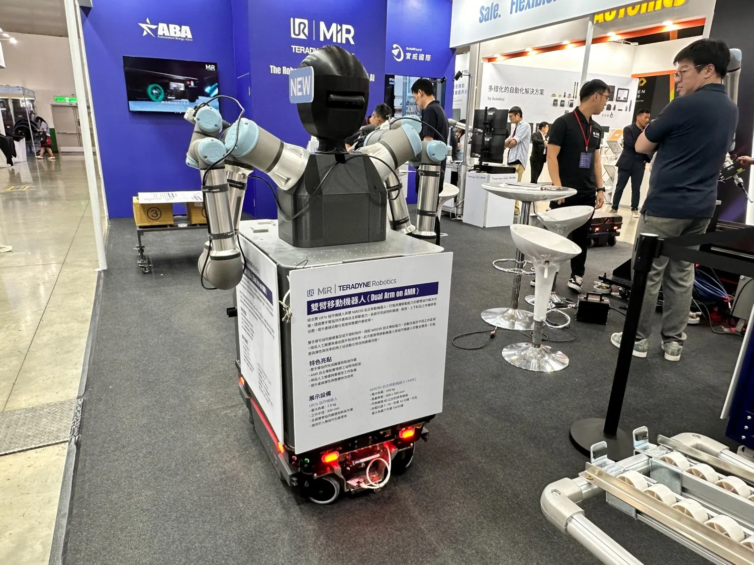 Dual Arm on AMR 結合UR雙臂協作機器人與MiR自主移動機器人,可於不同工站間自主執行組裝與上下料作業,協助企業提升生產彈性並降低換線成本。