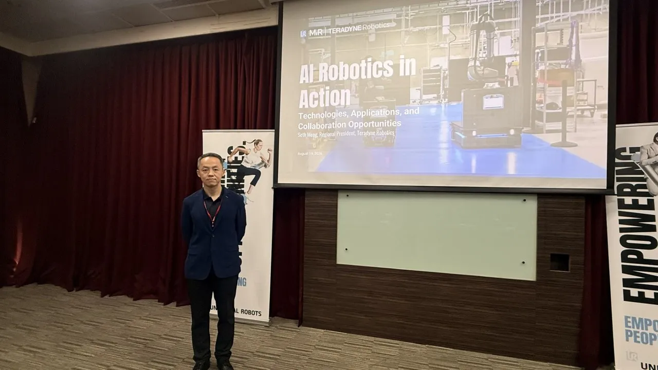 Teradyne Robotics 大中華與南韓區總裁 Seth Meng 於展會現場分享 Physical AI 對台灣製造業的策略意義。