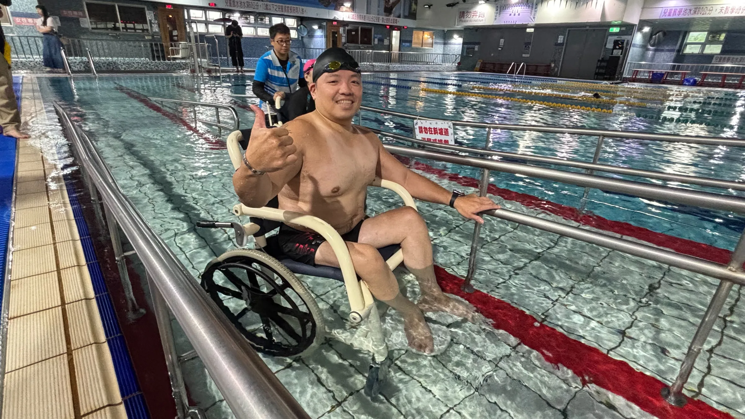 水池專用輪椅可直接進入濕區與水中,降低身障者移位困難及跌倒風險。