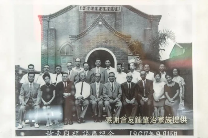 鍾肇政父子與教友們於龍潭台灣基督長老教會早期教堂前合影留念。(攝影/吳宙棋)