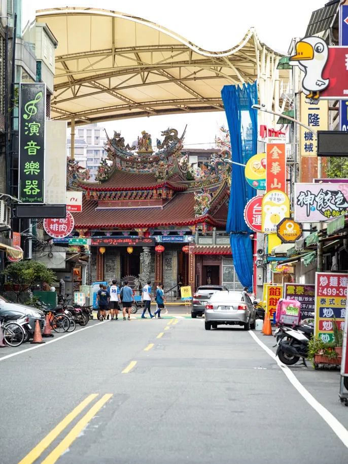 龍元宮位於龍元路街區中心,長年是龍潭居民信仰與聚會的重要場所。(攝影/吳宙棋)