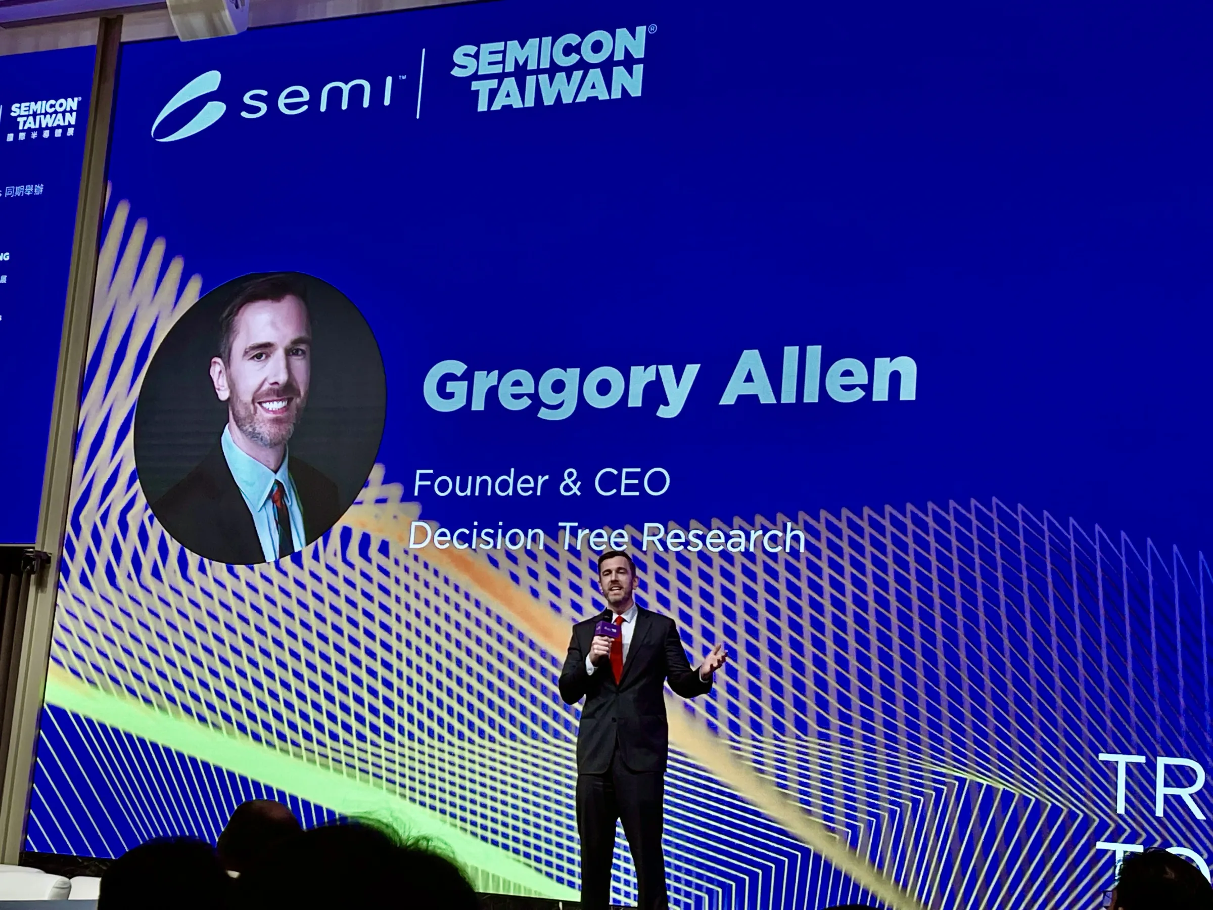 Decision Tree Research創辦人暨執行長Gregory Allen指出,若無高科技出口管制,中國AI模型早就超越美國。(謝錦芳攝)