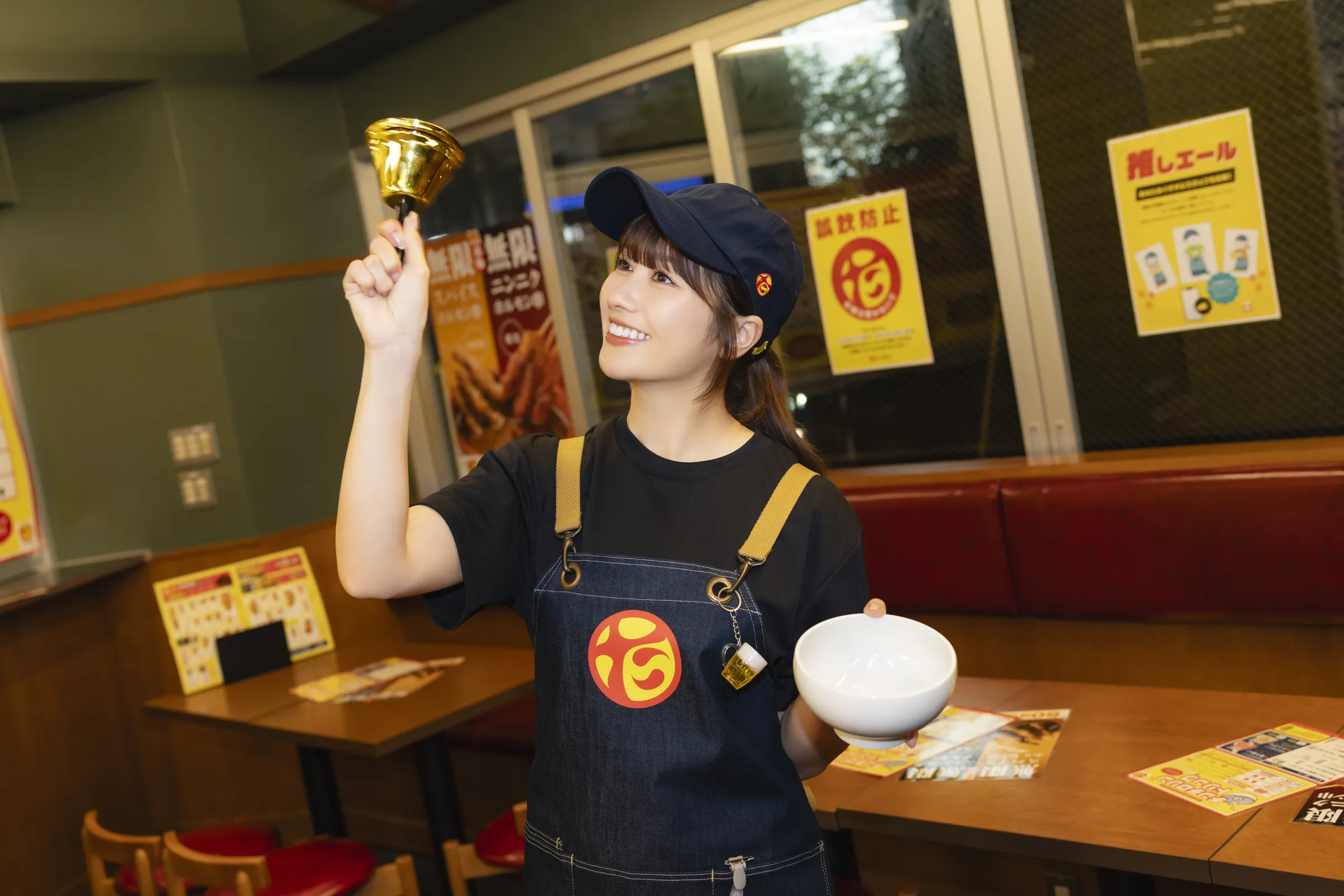串カツ田中が次の20年を見据えた初のリブランディングを発表し、ロゴや店舗刷新、新タグライン策定のほか、ももクロ佐々木彩夏さんのPR大使就任と永続的なドリンク値下げを展開する。株式会社ユニシアホールディングス