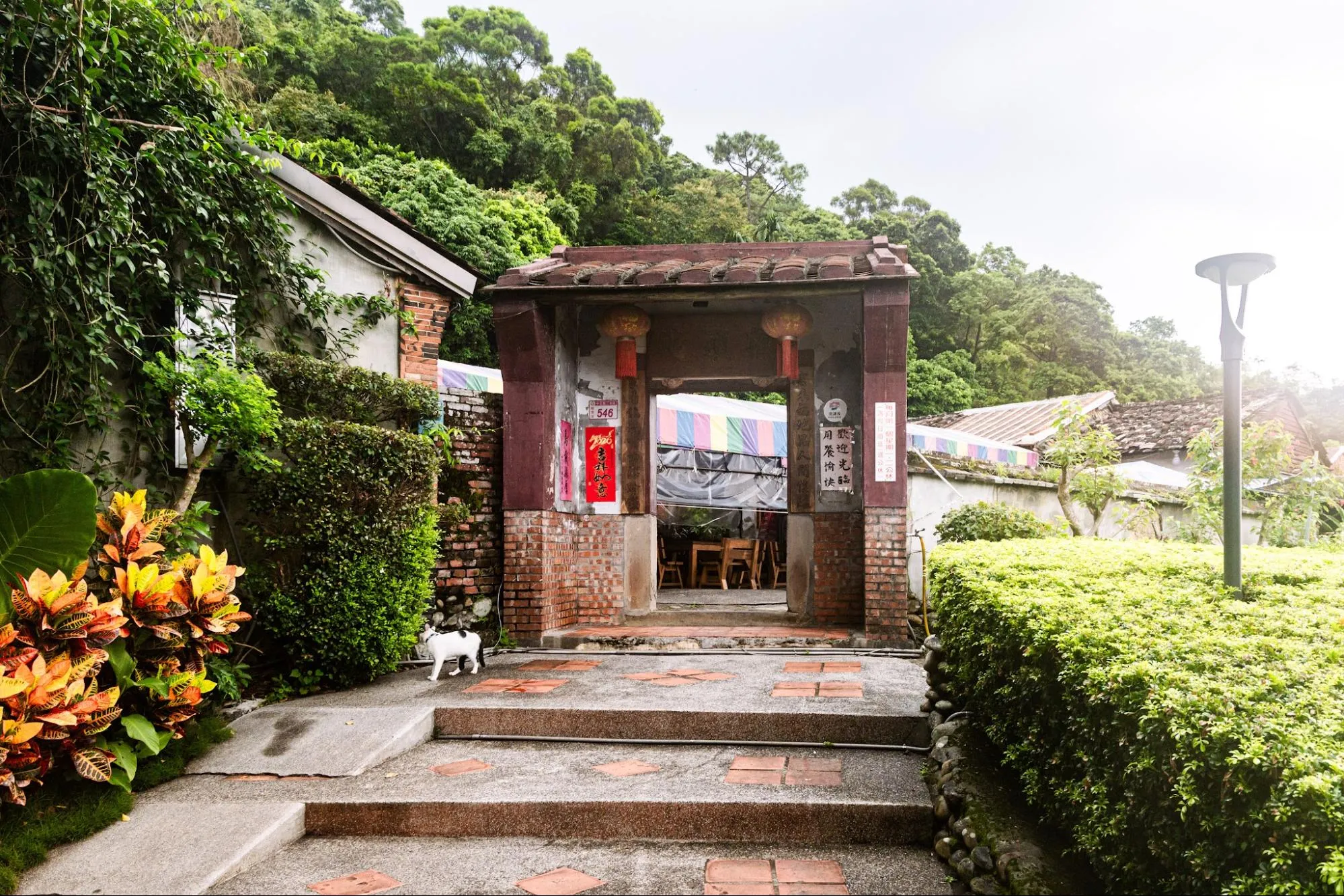 穿過紅磚門樓,走進老頭擺的三合院用餐空間。(攝影/吳宙棋)