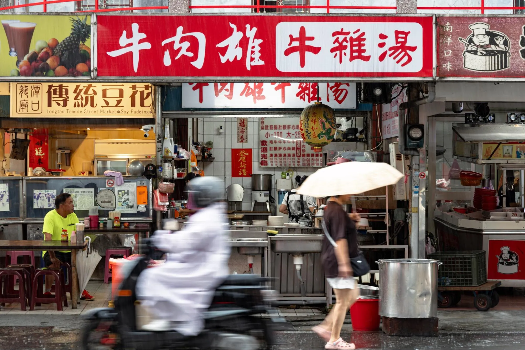 龍元宮前的牛肉雄,湯鍋與街邊座位構成廟口日常。(攝影/吳宙棋)