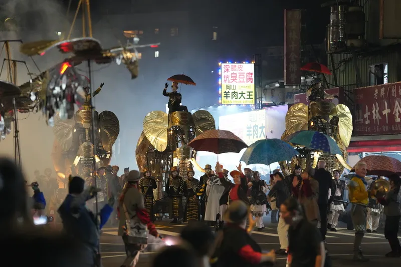 法國奧波西托劇團「大象來了」台北登場(2) 由法國街頭藝術代表團隊奧波西托劇團(Compagnie Oposito)打造的經典作品「大象來了」5日晚間在台北士林街頭熱鬧登場,為2026台北藝術節開啟序幕。中央社記者徐肇昌攝115年9月5日