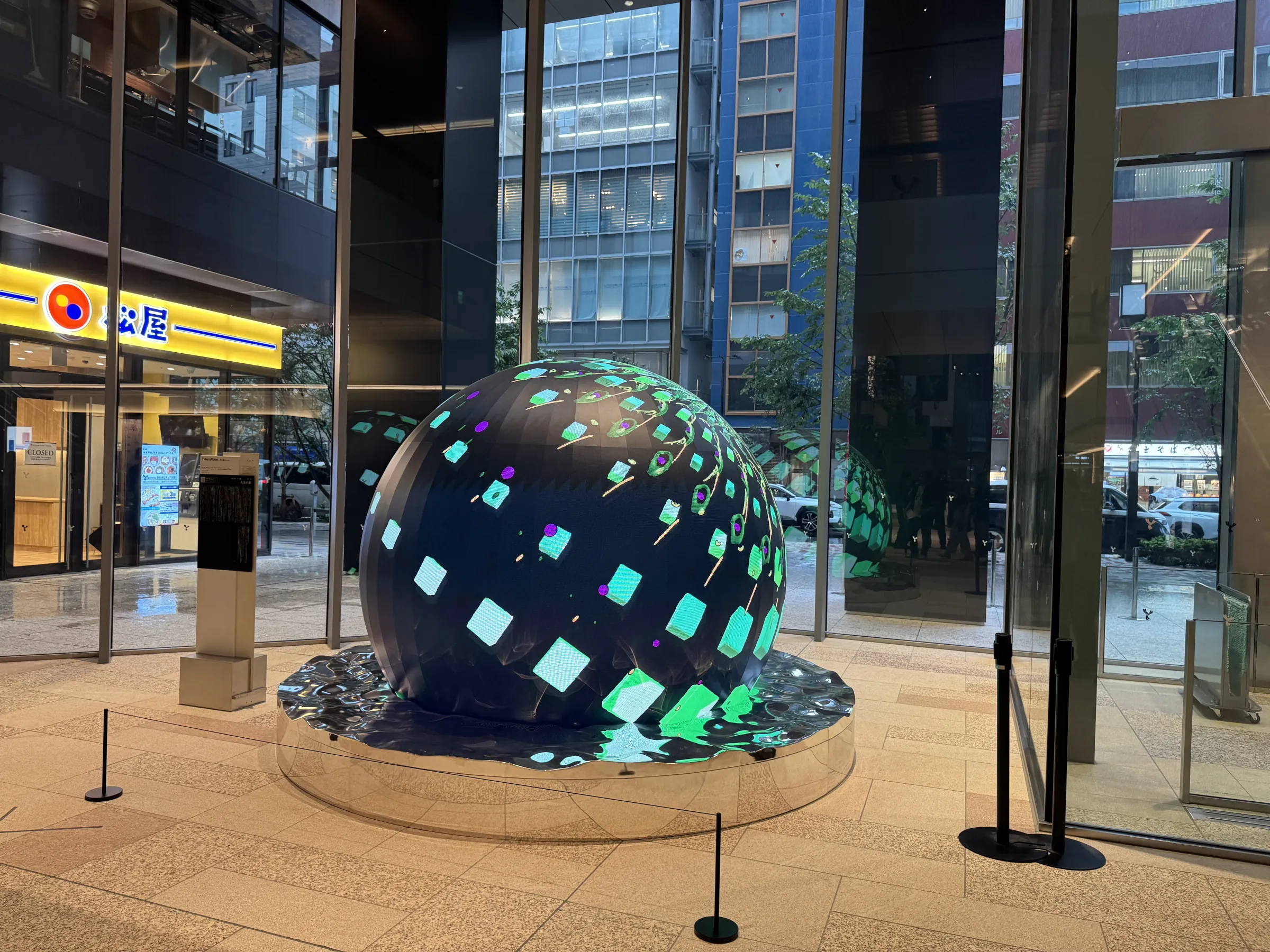 東京駅前のTOFROM YAESU TOWERにて、岩井俊二監督の物語をもとにsecca、太田琢人、加藤智大ら8組の気鋭アーティストが手掛けたパブリックアート「人魚の街」のメディア向けツアーが開催された。黃信維