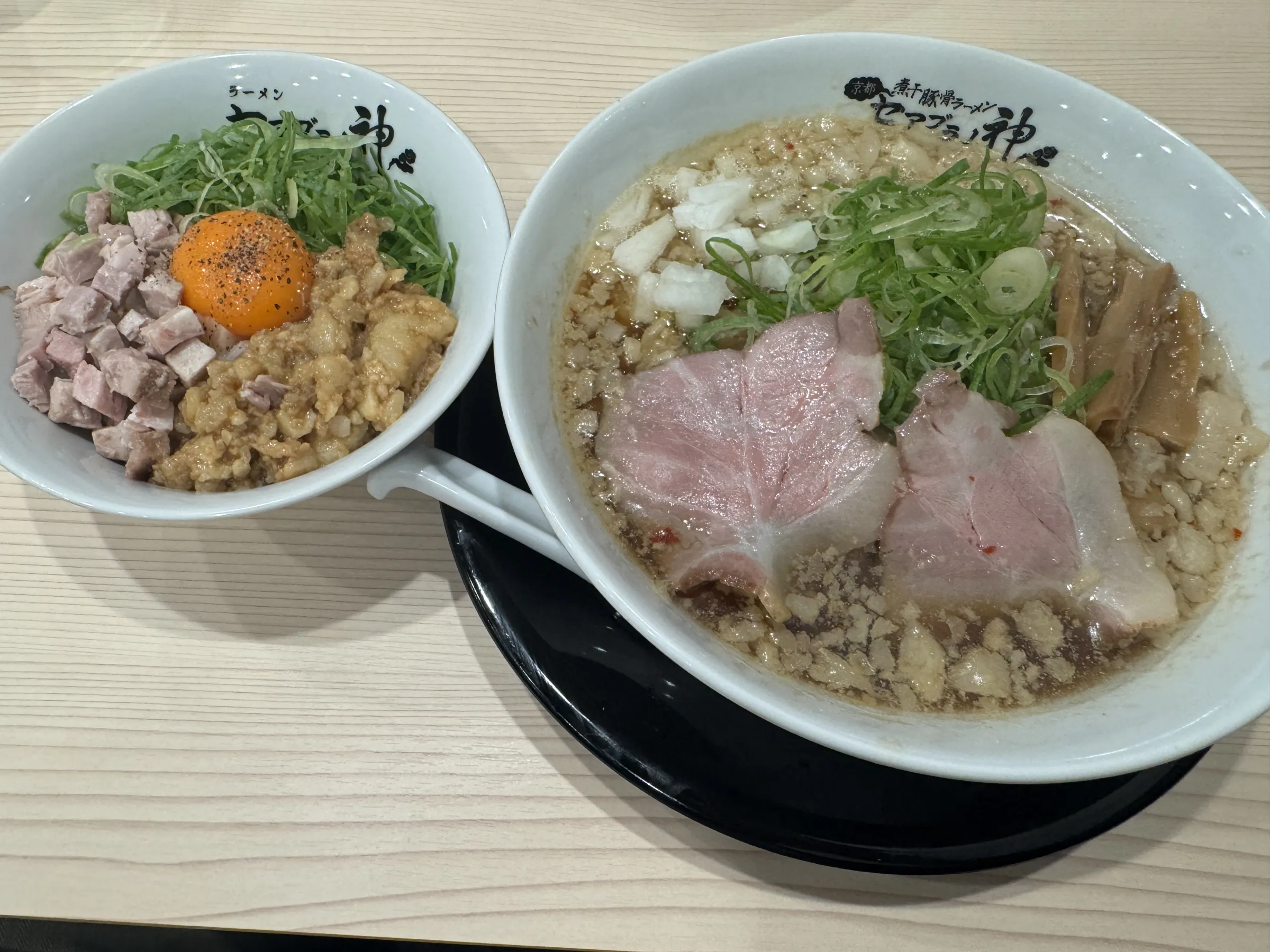 京都発「セアブラノ神」が渋谷に進出し、8日の試食会で和風背脂煮干しラーメンと新業態のおむすびの魅力を国内外へ発信した。黃信維