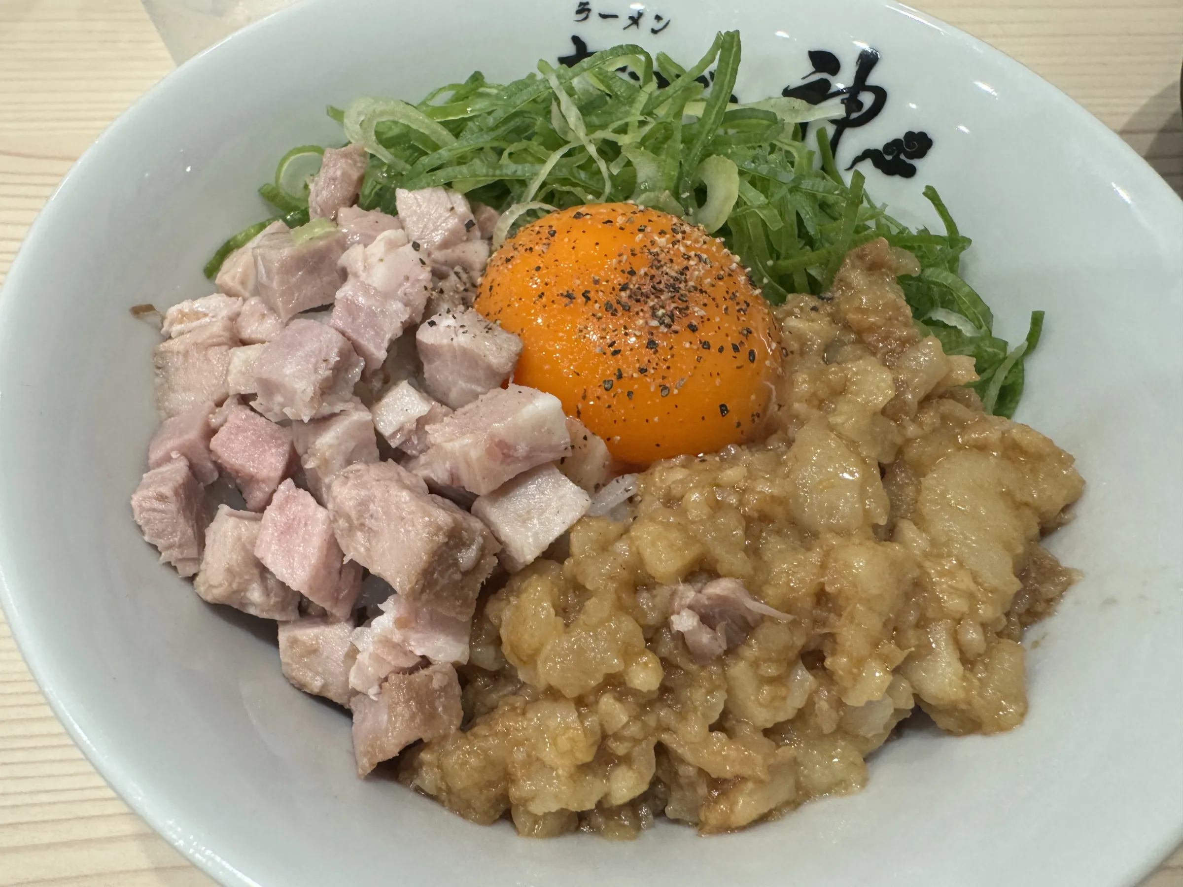 京都発「セアブラノ神」が渋谷に進出し、8日の試食会で和風背脂煮干しラーメンと新業態のおむすびの魅力を国内外へ発信した。黃信維