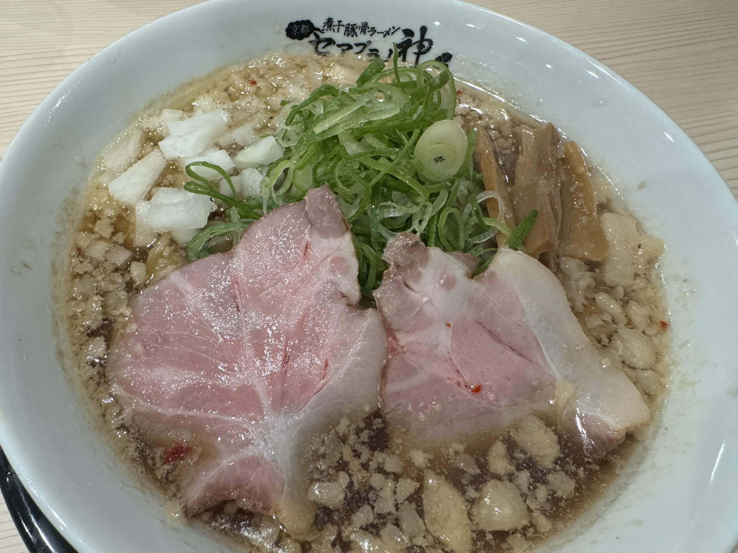 京都発「セアブラノ神」が渋谷に進出し、8日の試食会で和風背脂煮干しラーメンと新業態のおむすびの魅力を国内外へ発信した。黃信維