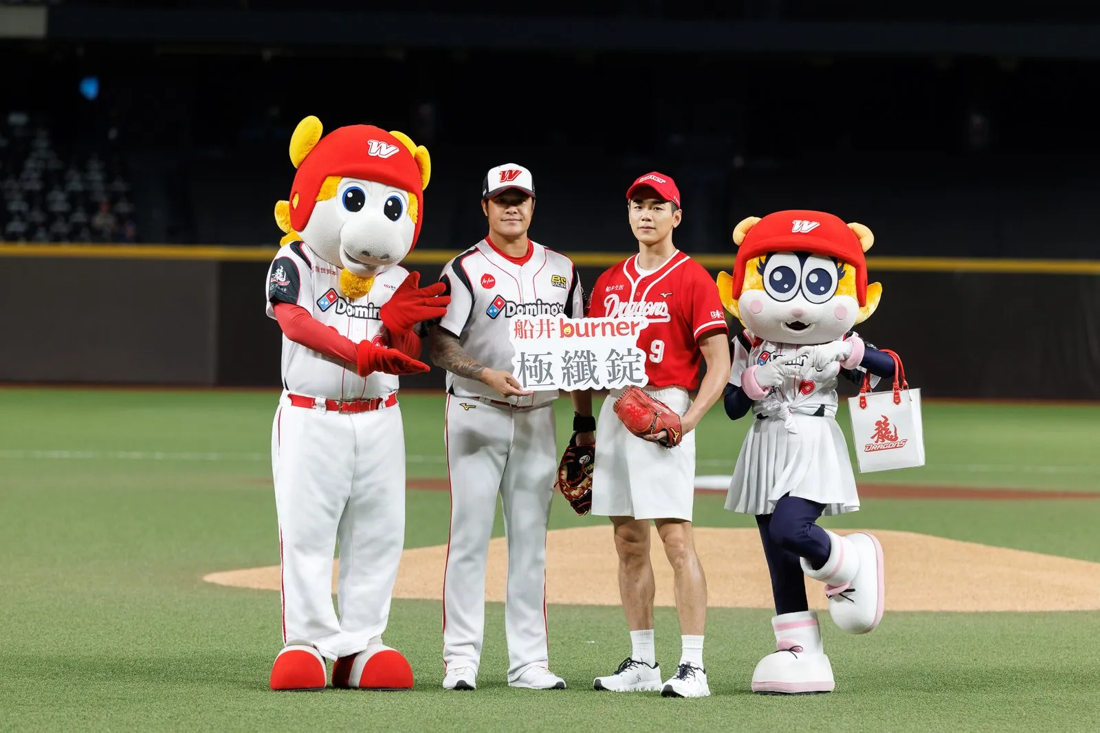 禾浩辰與傳奇球星「大師兄」林智勝同台交手飆球速,霸氣投球引爆現場尖叫。