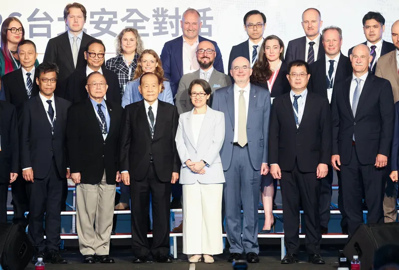 蕭副總統出席2026台北安全對話(3) 國防安全研究院9日在台北舉行「2026台北安全對話」,副總統蕭美琴(前中)、美國在台協會(AIT)處長谷立言(Raymond Greene)(前右3)、國防安全研究院董事長霍守業(前左3)等人出席合影。中央社記者謝佳璋攝115年9月9日