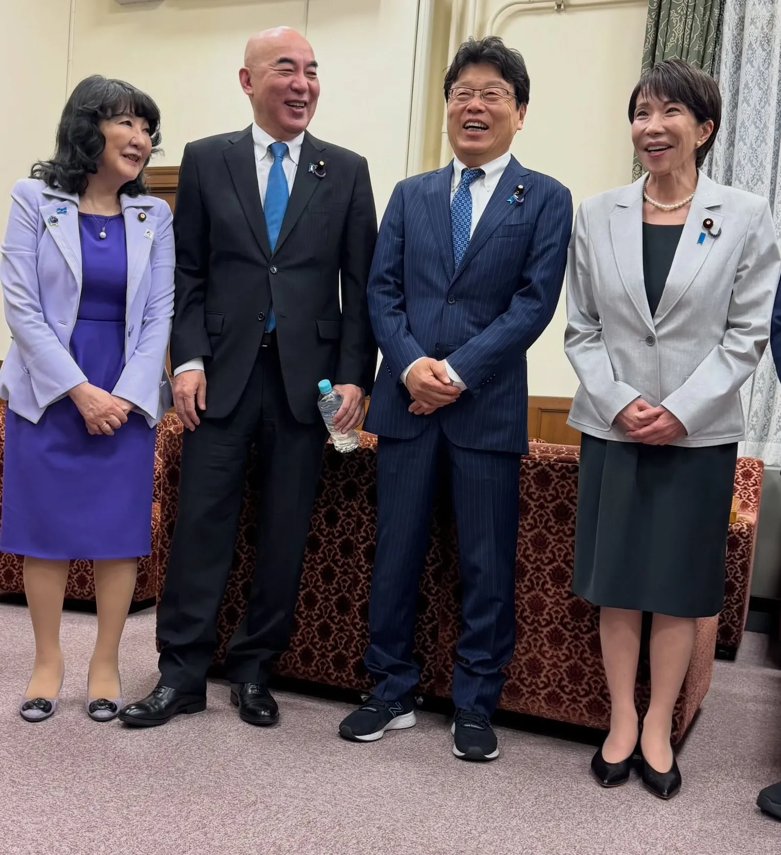 日本保守派陣營不只存在於自民黨內,還有幾個小黨也是,左起為日本財政大臣片山皋月、保守黨黨魁百田尚樹、保守黨參議員北村晴男,與首相高市早苗。(北村晴男臉書)
