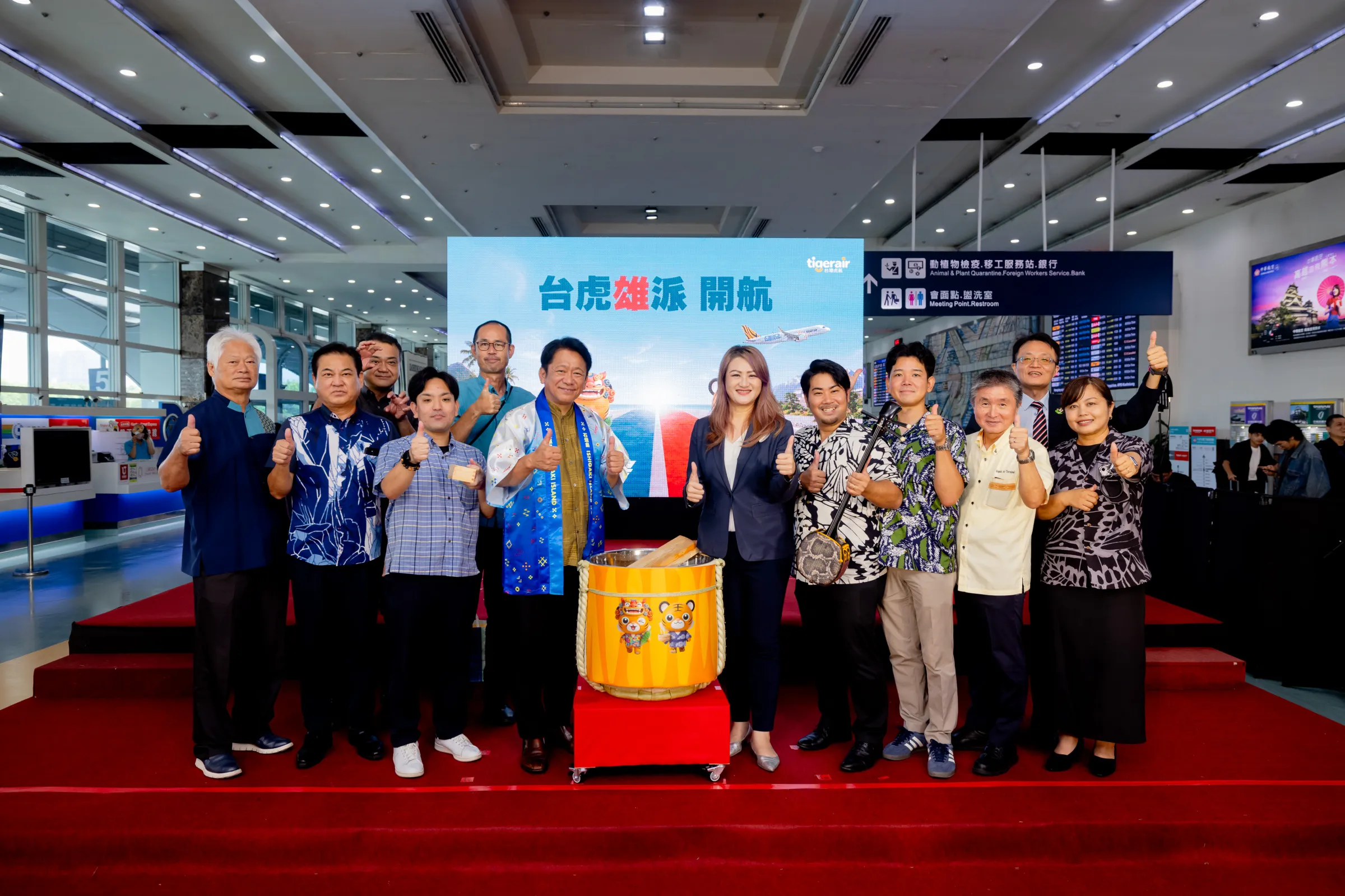 台灣虎航「高雄—石垣島、小松」雙航線首航典禮儀式,觀光局高閔琳與石垣市中山義隆市長代表團合影。(圖/高市觀光局提供)
