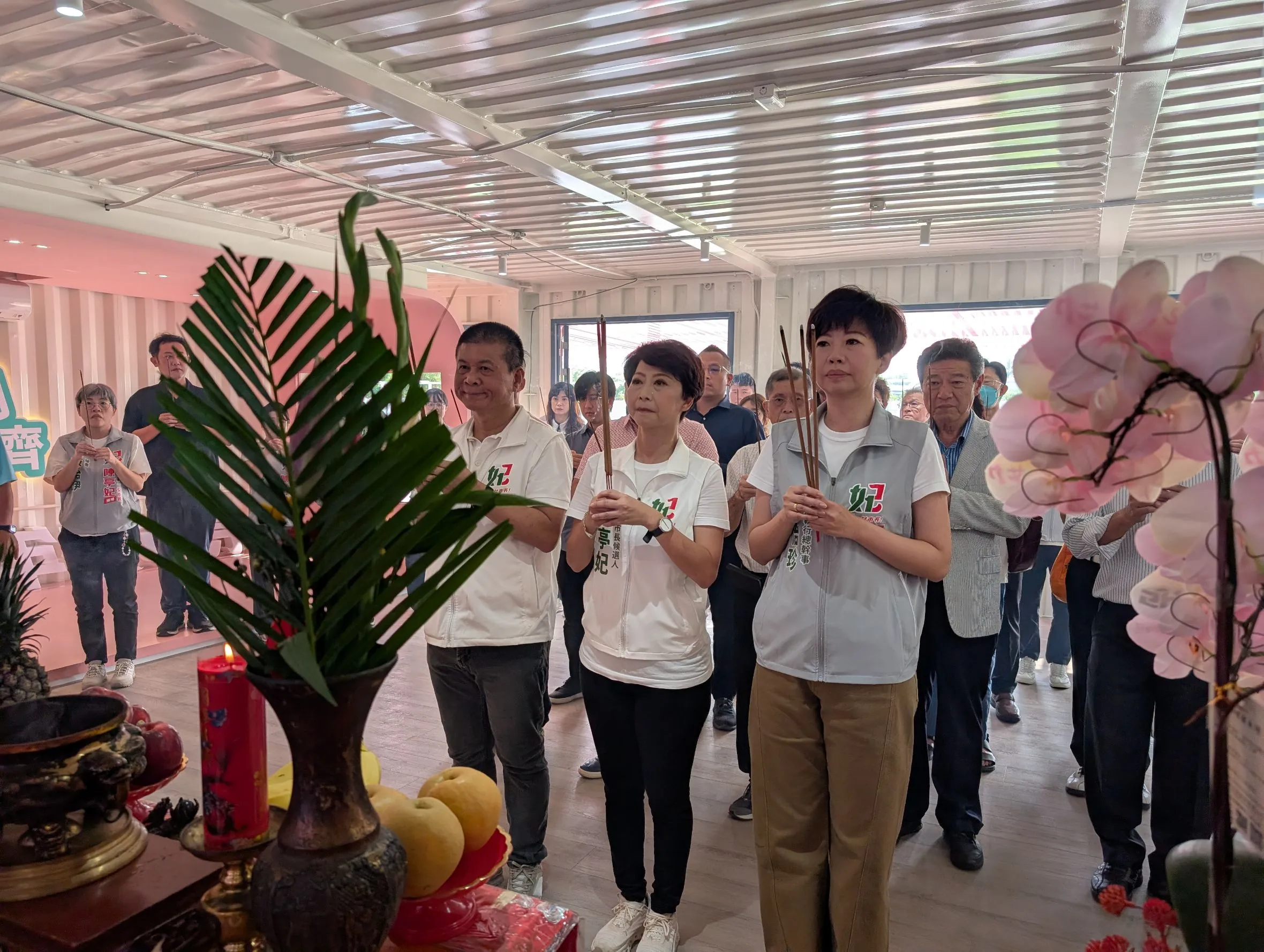 台南市長候選人陳亭妃競選總部正式進駐營運,陳亭妃、總幹事林志展、執行總幹事陳怡珍親自進行謝土儀式,宣告競選團隊正式集結,全力投入2026台南市長選戰。(圖/陳亭妃競選總部提供)