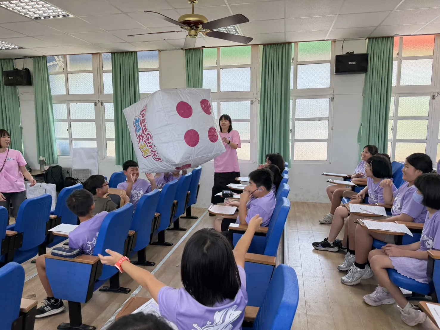 「TeamGirls!挺女孩 生理教育巡迴講座」鹿草國小場,課程透過暖身互動遊戲活絡氣氛,讓學生在輕鬆氛圍中建立自信,勇敢面對青春期的各種轉變。
