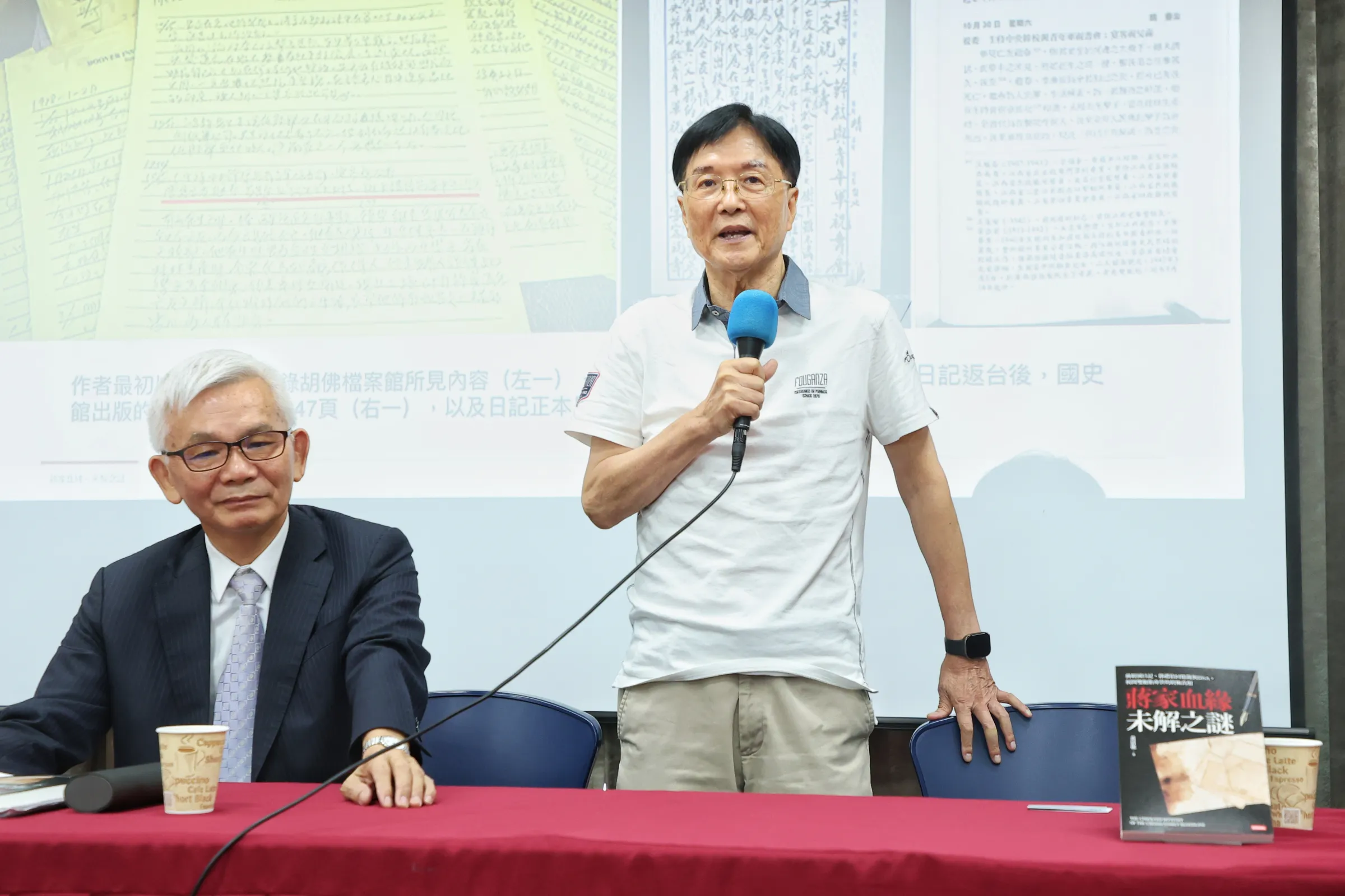 20260914-郭禮伯將軍之子郭貽熹(右)、台北市信民兩岸協會理事長黃清龍(左)14日出席《蔣家血緣未解之謎:蔣經國日記、郭禮伯回憶錄與DNA,揭開雙胞胎身世的的終極真相》新書發表會。(顏麟宇攝)