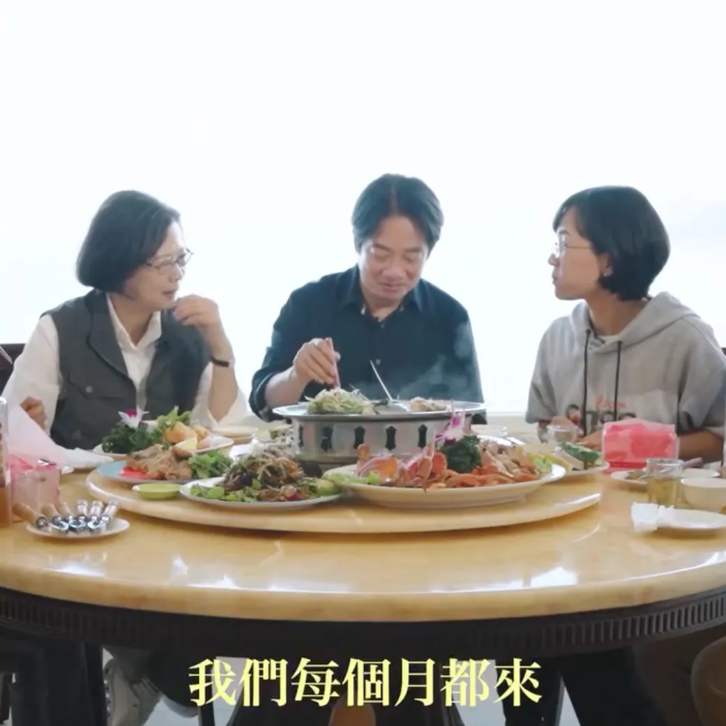 蔡英文(左)喊話蘇巧慧(右):「當選市長,我們每個禮拜都來(萬里)!」並笑說要蘇巧慧請客。(圖/翻攝自蔡英文臉書)