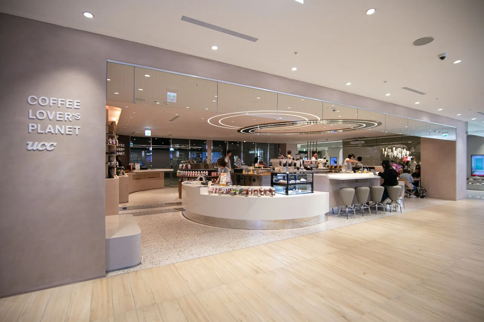 COFFEE LOVER's PLANET 台北Garden City店,由日本設計師操刀,三千萬打造都會沉浸式空間